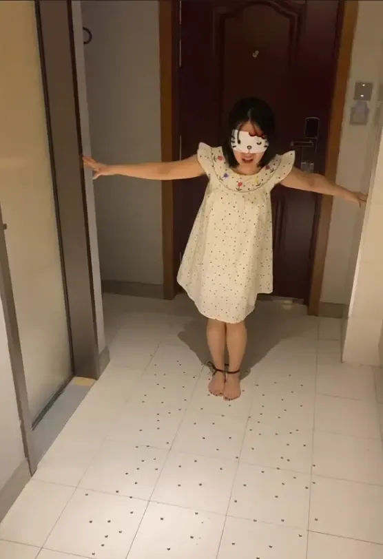 蒙眼踩图钉 蒙眼踩图钉