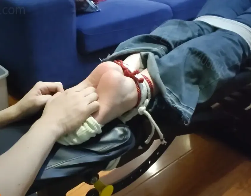 欣欣酒后长凳固定挠痒 欣欣酒后长凳固定挠痒