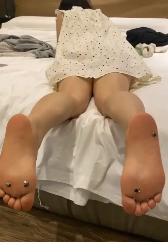 蒙眼踩图钉 蒙眼踩图钉