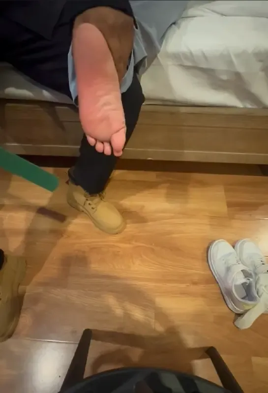 抽打美脚 抽打美脚