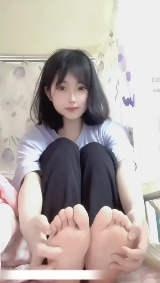 高颜值清纯小美女自挠自·tian玉足+线下tk实录 高颜值清纯小美女自挠自·tian玉足+线下tk实录