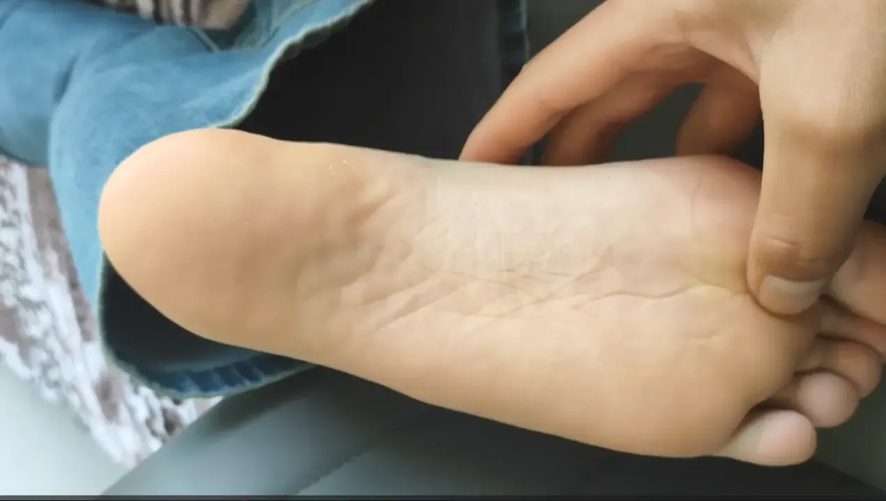 (稀有资源)一粗俩细针扎女生脚 (稀有资源)一粗俩细针扎女生脚