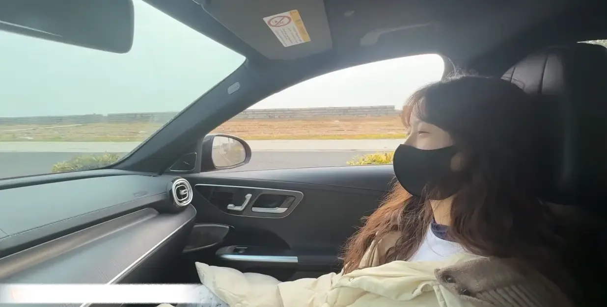 路边搭顺风车被捂晕,车上tk折磨,人来人往,路人也参与了进来 路边搭顺风车被捂晕,车上tk折磨,人来人往,路人也参与了进来