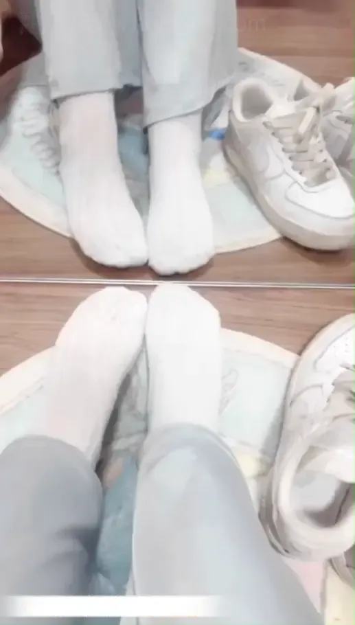 高颜值清纯小美女自挠自·tian玉足+线下tk实录 高颜值清纯小美女自挠自·tian玉足+线下tk实录