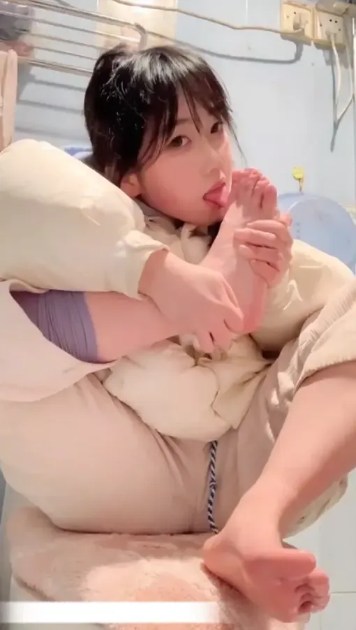 高颜值清纯小美女自挠自·tian玉足+线下tk实录 高颜值清纯小美女自挠自·tian玉足+线下tk实录