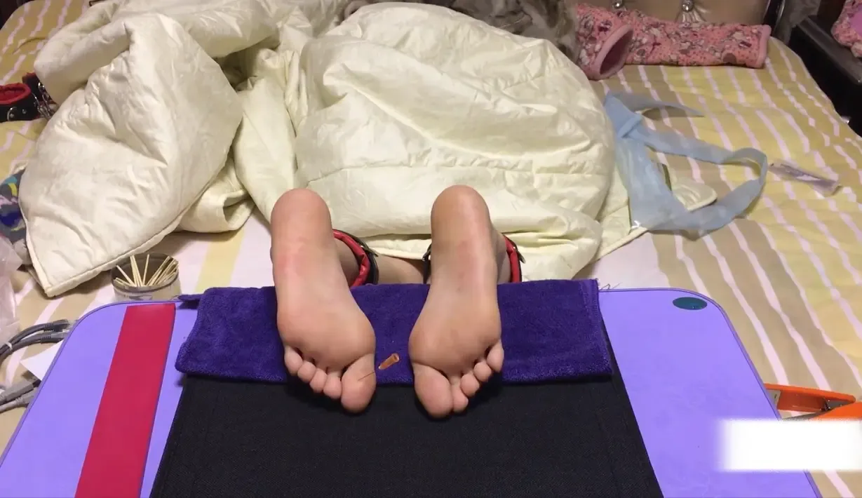 悦悦针扎脚心和脚趾 悦悦针扎脚心和脚趾