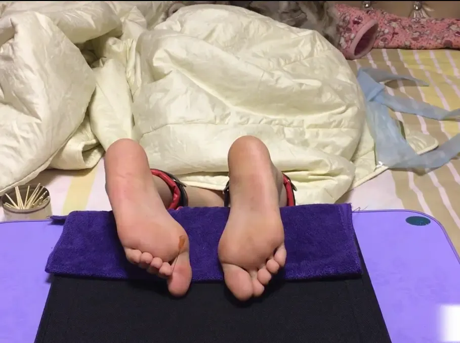 悦悦针扎脚心和脚趾 悦悦针扎脚心和脚趾