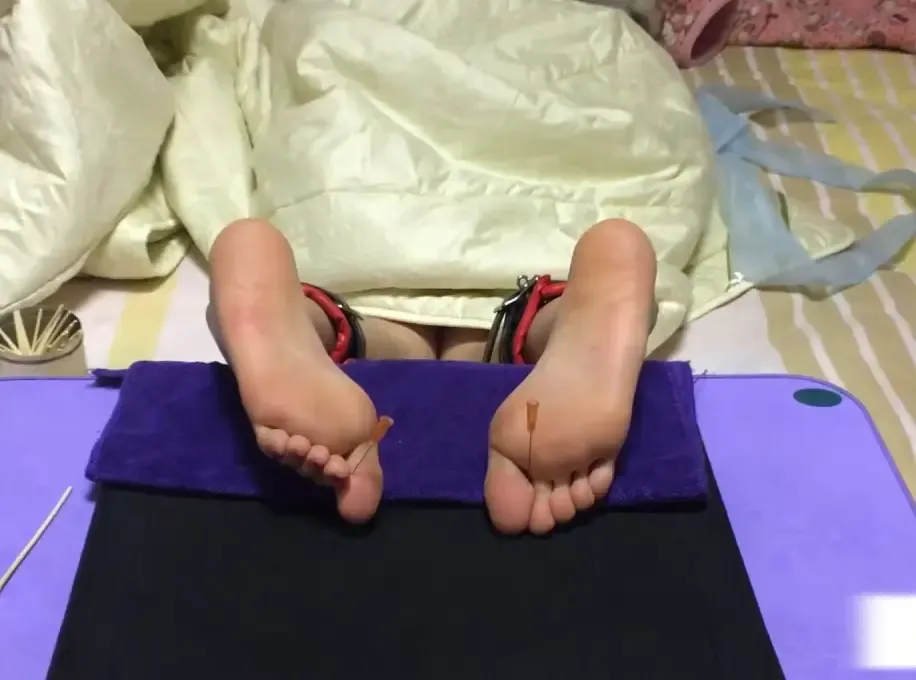悦悦针扎脚心和脚趾 悦悦针扎脚心和脚趾