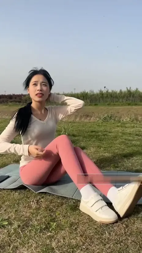 约极品瑜伽小姐姐户外强制挠玩美脚 约极品瑜伽小姐姐户外强制挠玩美脚