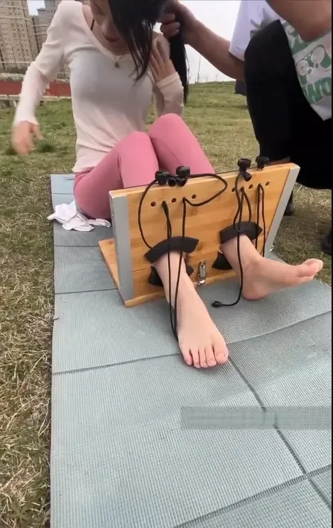 约极品瑜伽小姐姐户外强制挠玩美脚 约极品瑜伽小姐姐户外强制挠玩美脚