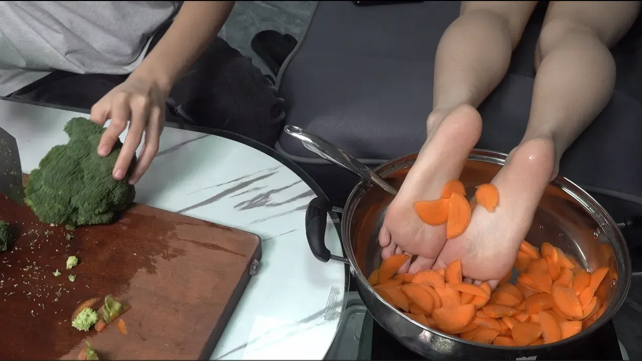 贞贞的食物美脚最后翻炒出锅香极了 贞贞的食物美脚最后翻炒出锅香极了