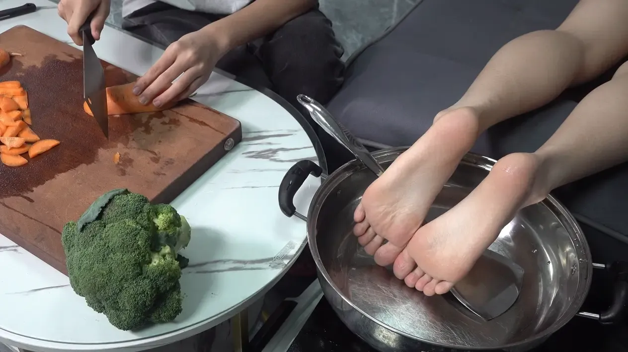 贞贞的食物美脚最后翻炒出锅香极了 贞贞的食物美脚最后翻炒出锅香极了