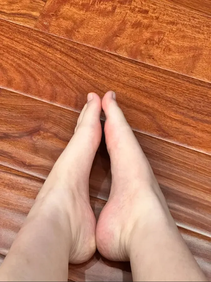 清余静-特别哇塞的大学生 当着弟弟面前自信展示自己的美脚 清余静-特别哇塞的大学生 当着弟弟面前自信展示自己的美脚