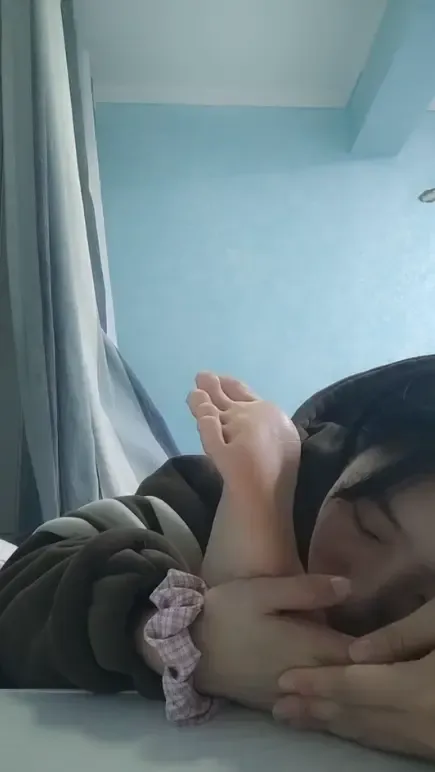 叼着自己袜子的女大 叼着自己袜子的女大
