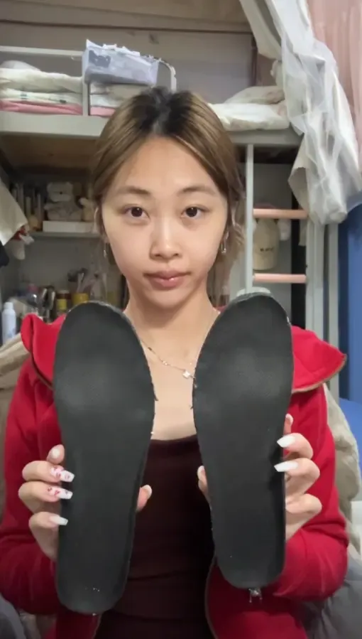 清余静-在读传媒生 美脚展示+高跟鞋+鞋垫+she头 清余静-在读传媒生 美脚展示+高跟鞋+鞋垫+she头