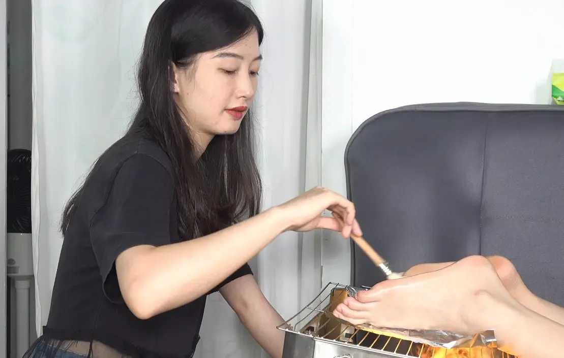 燕玲烤完自己的小脚又拿芳芳的美脚试试20分钟 燕玲烤完自己的小脚又拿芳芳的美脚试试20分钟