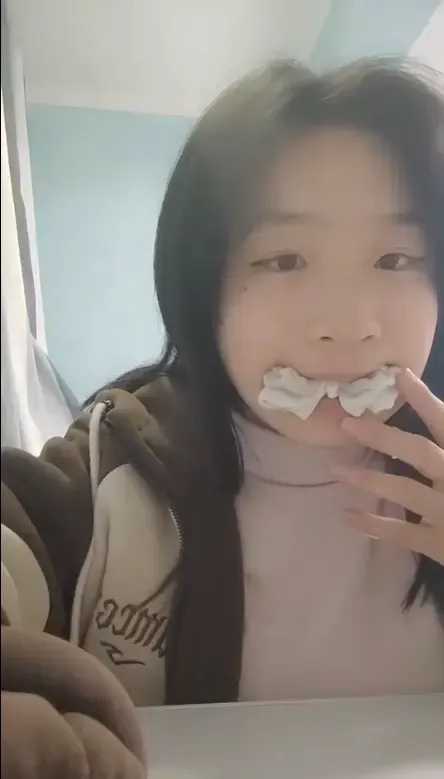 叼着自己袜子的女大 叼着自己袜子的女大