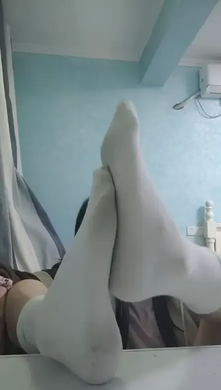 叼着自己袜子的女大 叼着自己袜子的女大