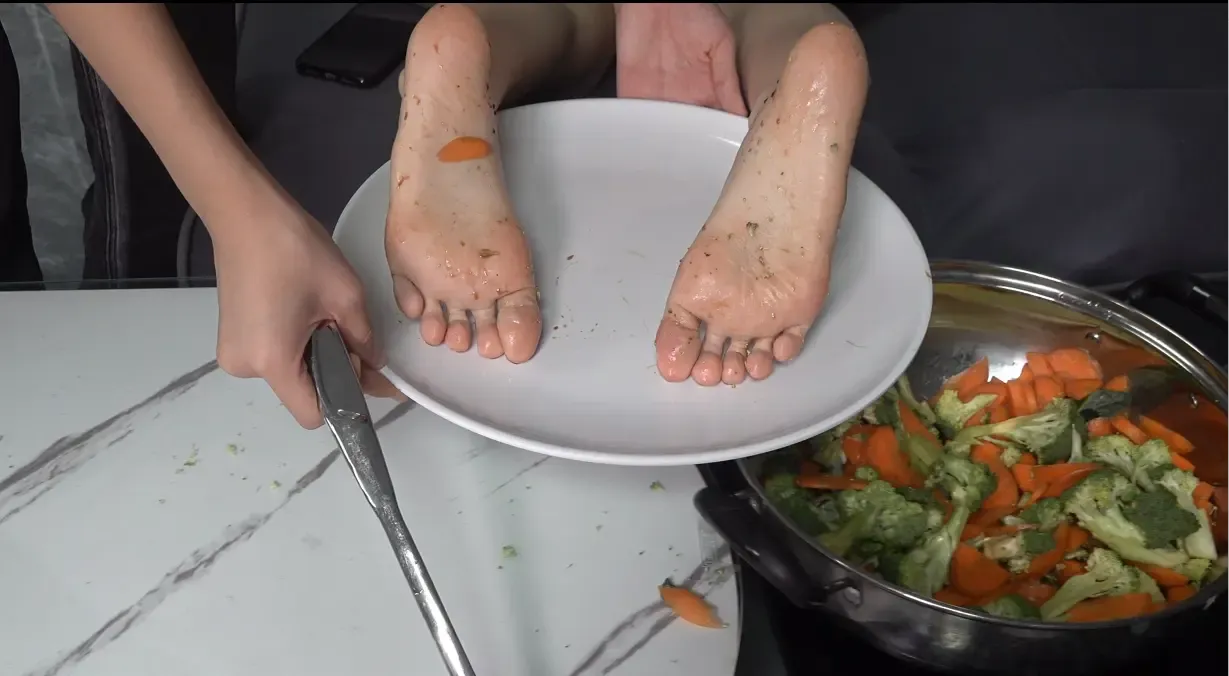 贞贞的食物美脚最后翻炒出锅香极了 贞贞的食物美脚最后翻炒出锅香极了