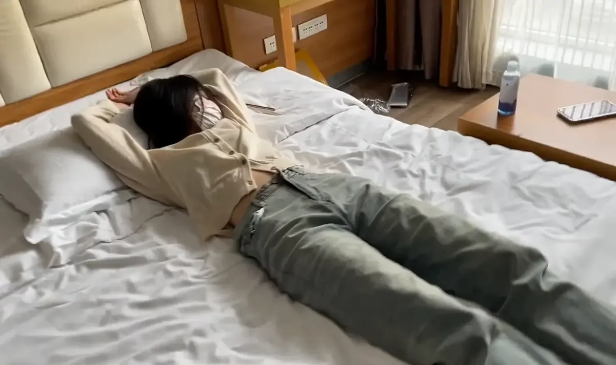 耐克美女熟睡嫩足 耐克美女熟睡嫩足