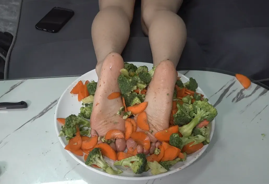 贞贞的食物美脚最后翻炒出锅香极了 贞贞的食物美脚最后翻炒出锅香极了