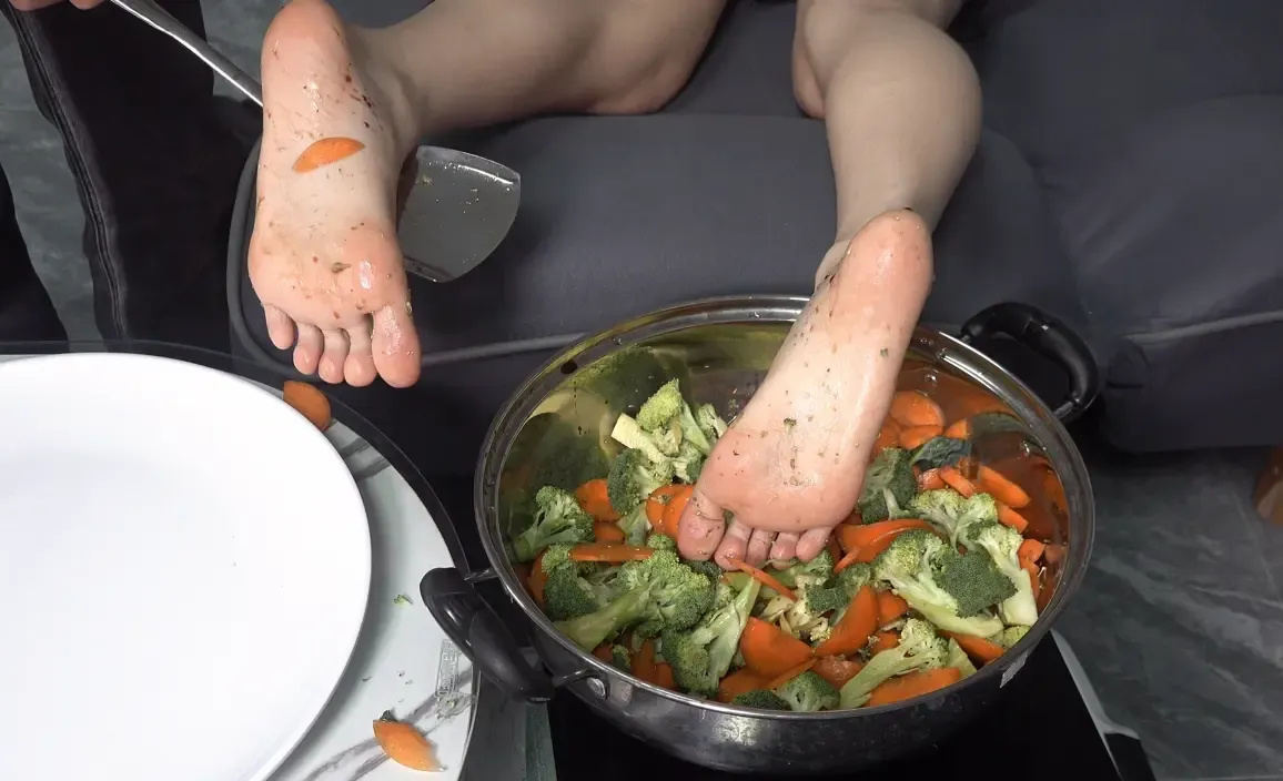 贞贞的食物美脚最后翻炒出锅香极了 贞贞的食物美脚最后翻炒出锅香极了