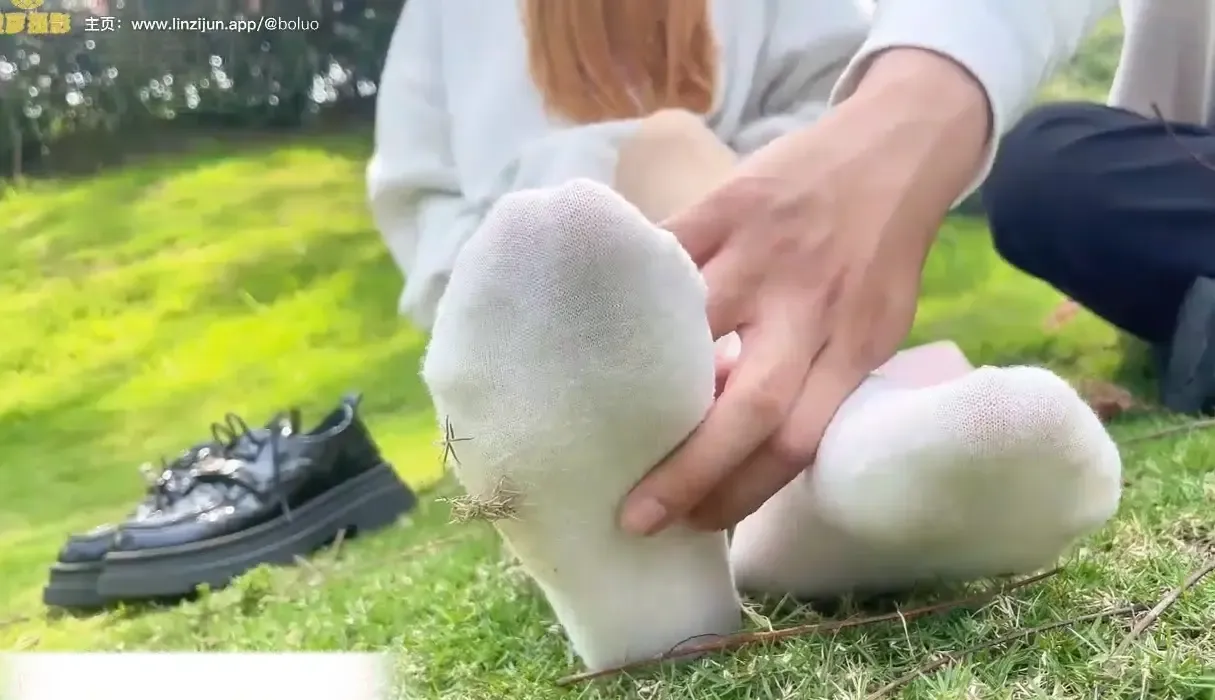 【菠萝摄影】18岁大一萱萱户外公园tk,青春气息!白袜!棉袜!裸足 【菠萝摄影】18岁大一萱萱户外公园tk,青春气息!白袜!棉袜!裸足