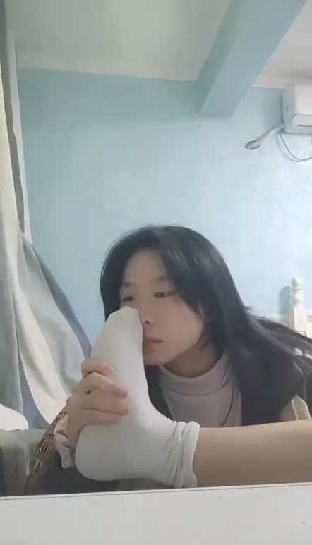 叼着自己袜子的女大 叼着自己袜子的女大