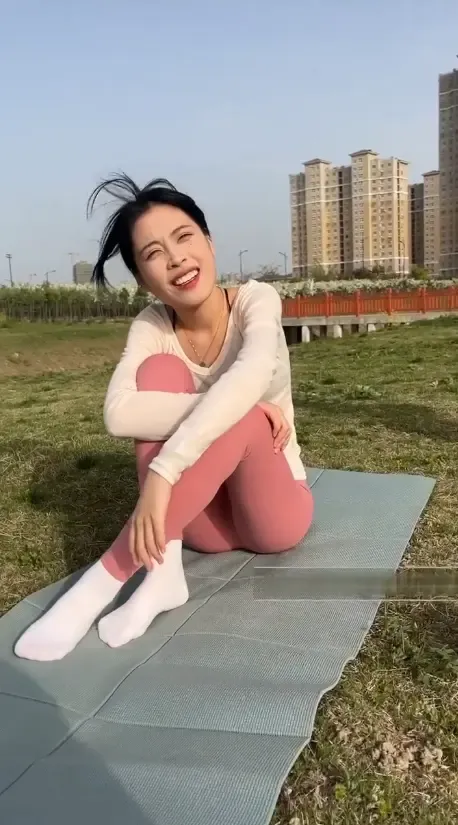 约极品瑜伽小姐姐户外强制挠玩美脚 约极品瑜伽小姐姐户外强制挠玩美脚