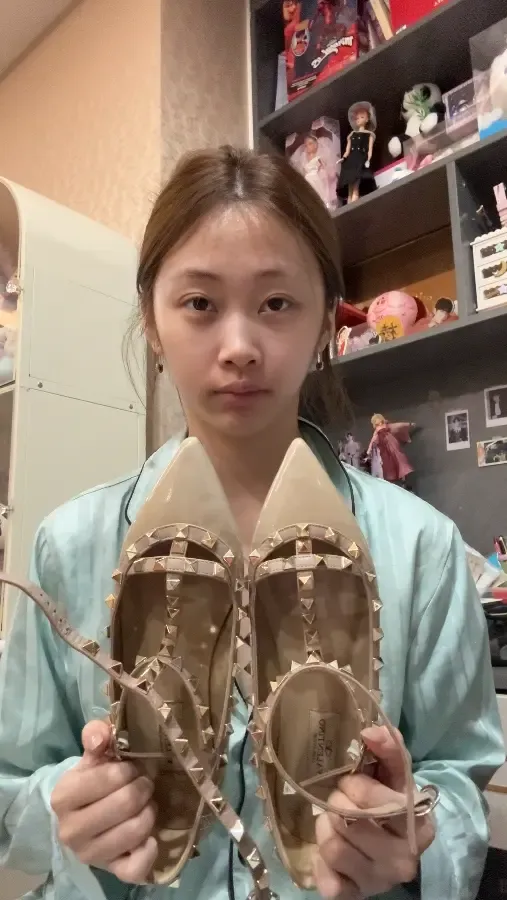 清余静-在读传媒生 美脚展示+高跟鞋+鞋垫+she头 清余静-在读传媒生 美脚展示+高跟鞋+鞋垫+she头