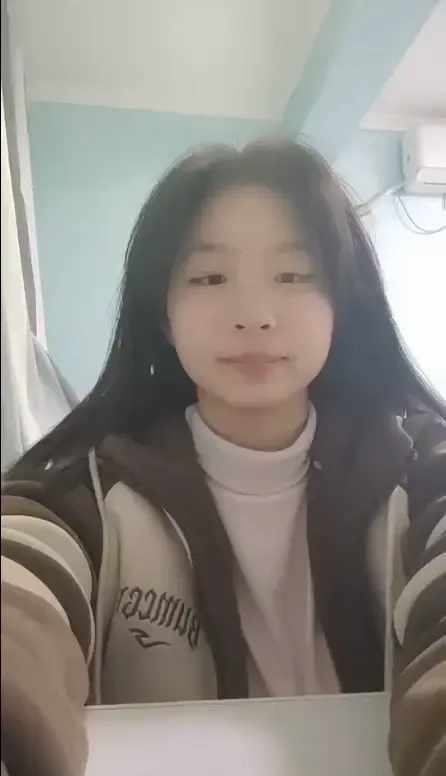 叼着自己袜子的女大 叼着自己袜子的女大