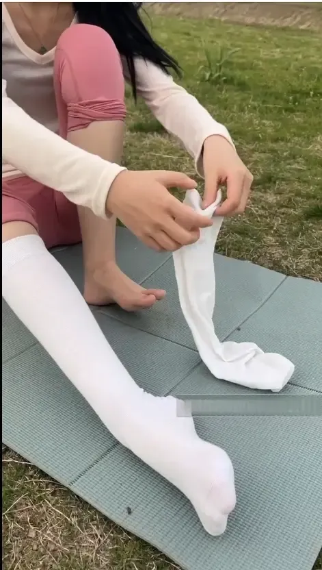 约极品瑜伽小姐姐户外强制挠玩美脚 约极品瑜伽小姐姐户外强制挠玩美脚