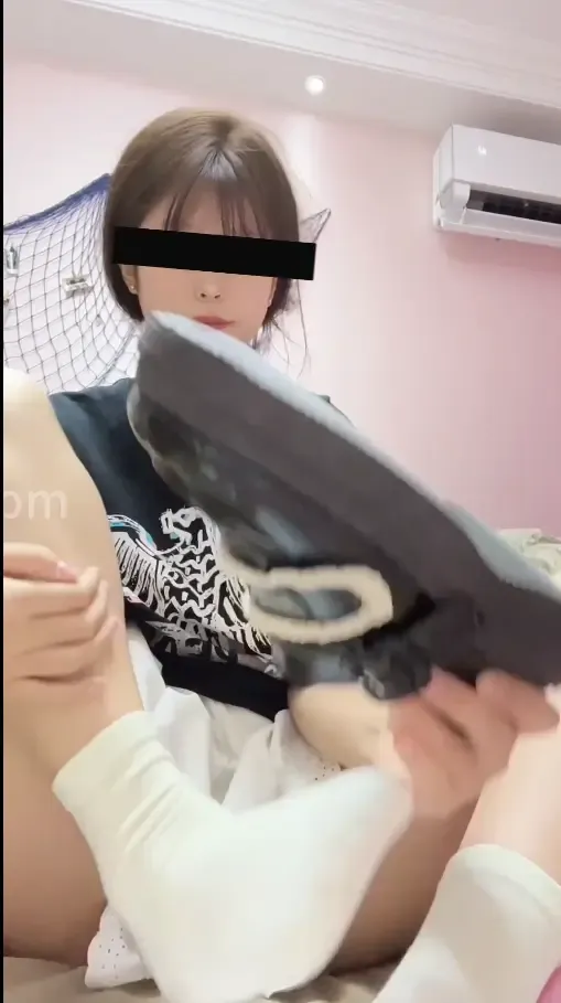 女大舔自己白袜脚和鞋子 女大舔自己白袜脚和鞋子