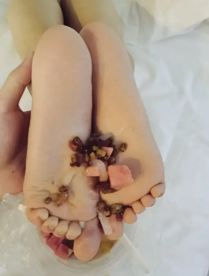 足控男和小女友+添脚+美食+白袜 足控男和小女友+添脚+美食+白袜