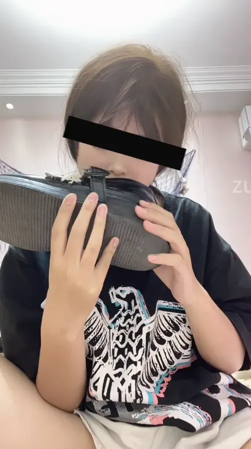 女大舔自己白袜脚和鞋子 女大舔自己白袜脚和鞋子