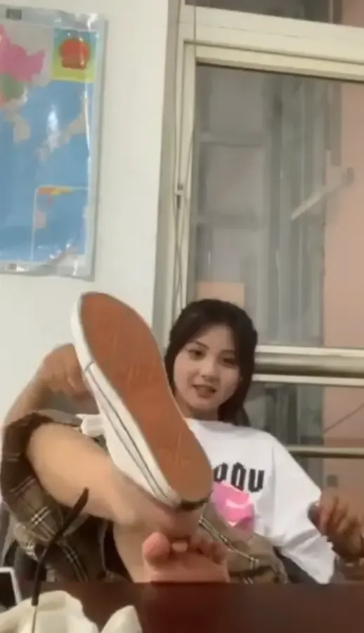 女大穿丝袜白袜秀脚 女大穿丝袜白袜秀脚