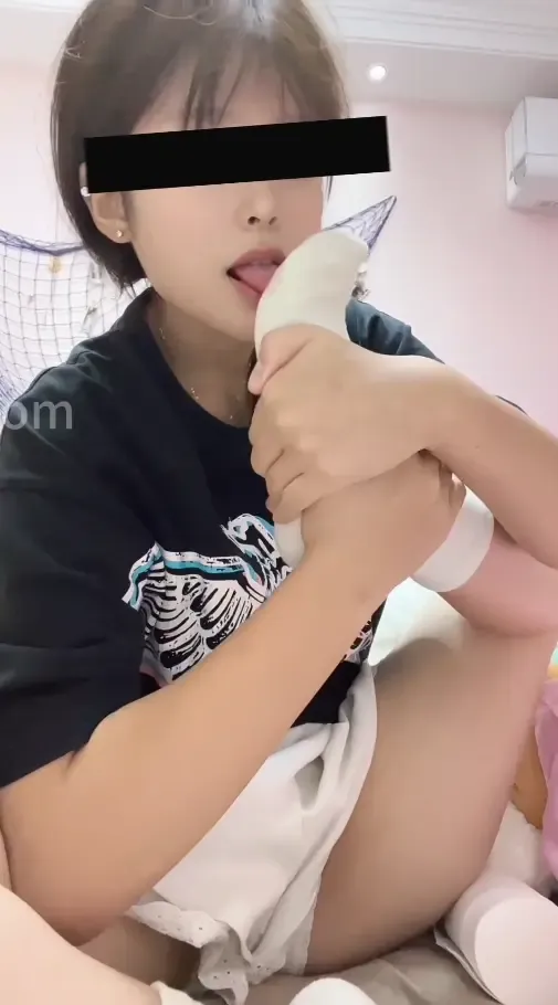 女大舔自己白袜脚和鞋子 女大舔自己白袜脚和鞋子