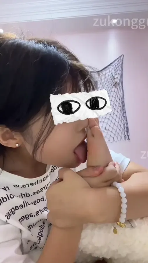 女大舔自己白袜脚和鞋子 女大舔自己白袜脚和鞋子