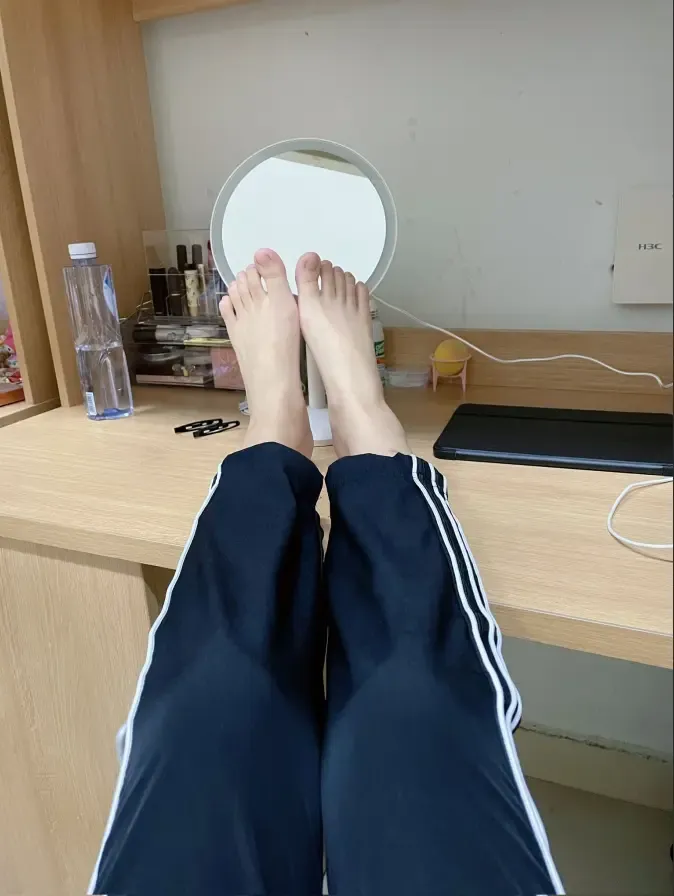 足控男和小女友+添脚+美食+白袜 足控男和小女友+添脚+美食+白袜