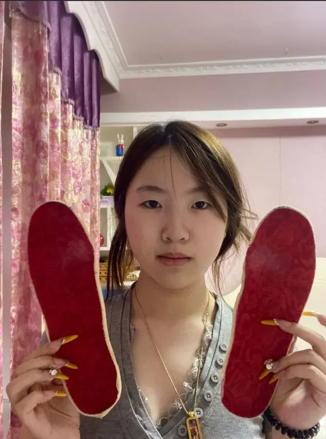 展示美脚+吐she+鞋子鞋垫 展示美脚+吐she+鞋子鞋垫