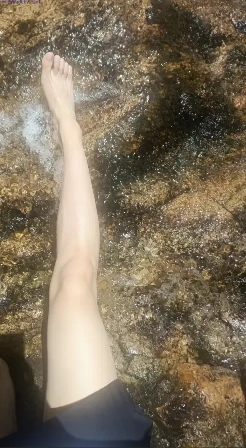 长相甜美的清纯女高展示,脚脚白嫩 长相甜美的清纯女高展示,脚脚白嫩