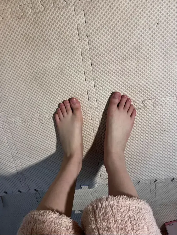 神顏學生妹妹的超粉嫩玉足 神顏學生妹妹的超粉嫩玉足