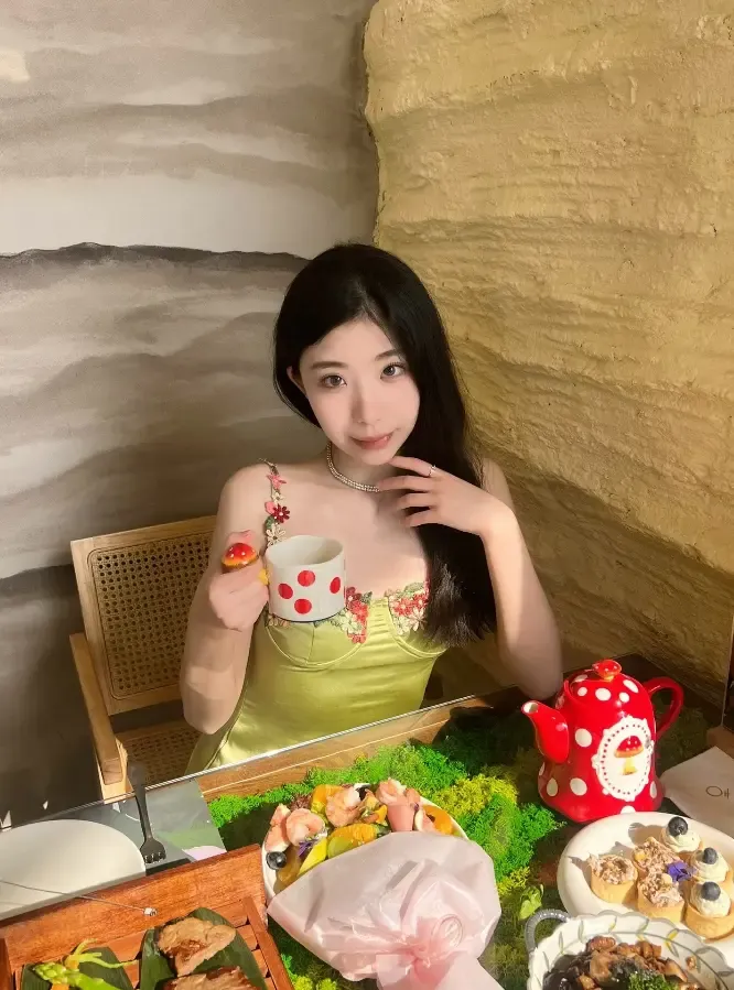 素人妹子展示黑丝白袜嫩脚 素人妹子展示黑丝白袜嫩脚