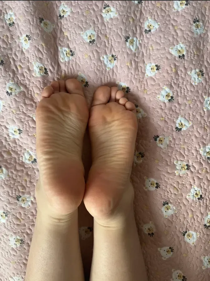 妹子展示自己的嫩脚和靴子 妹子展示自己的嫩脚和靴子