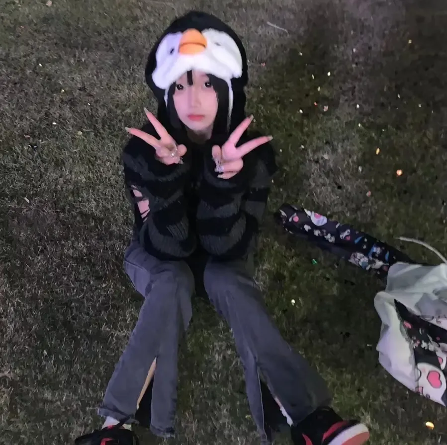 小腿有紋身的小太妹的粉嫩肉腳 小腿有紋身的小太妹的粉嫩肉腳