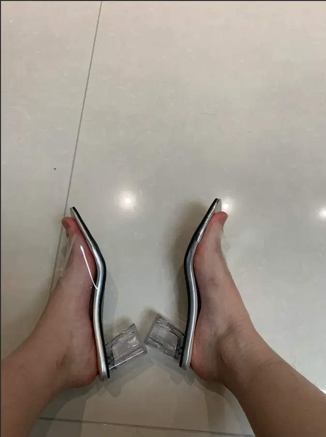 素人妹子展示黑丝白袜嫩脚 素人妹子展示黑丝白袜嫩脚