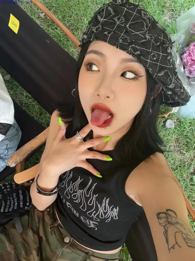 有纹身唇钉气质很飒的姐姐,大秀脚底 有纹身唇钉气质很飒的姐姐,大秀脚底