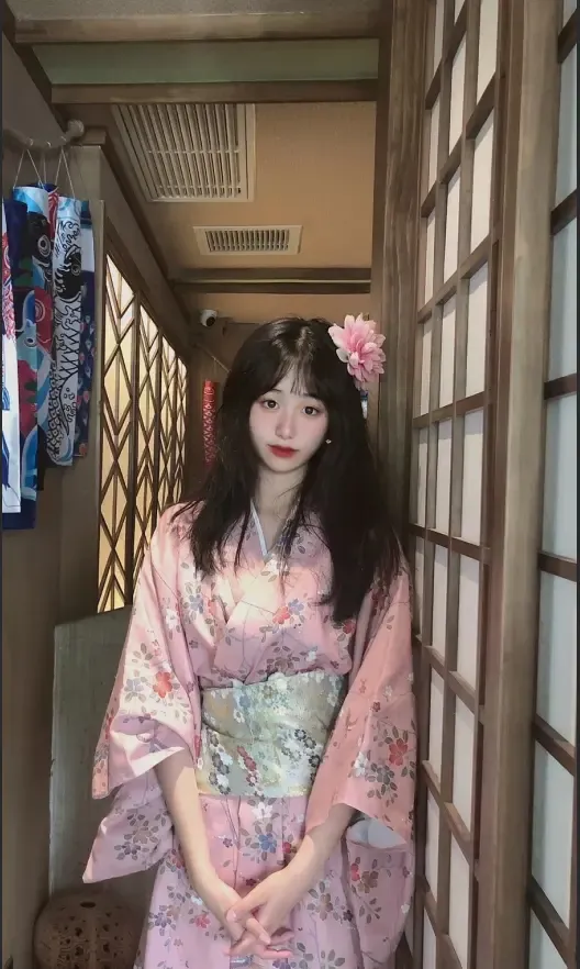 长相甜美的清纯女高展示,脚脚白嫩 长相甜美的清纯女高展示,脚脚白嫩