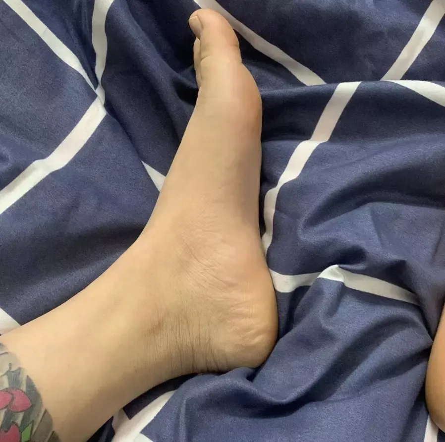 小腿有紋身的小太妹的粉嫩肉腳 小腿有紋身的小太妹的粉嫩肉腳