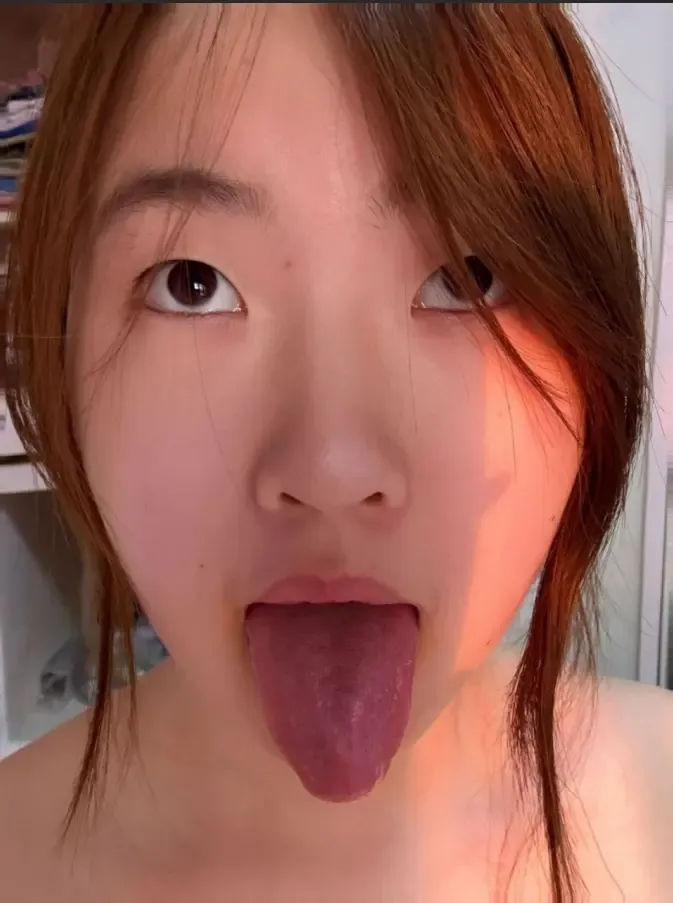 展示美脚+吐she+鞋子鞋垫 展示美脚+吐she+鞋子鞋垫